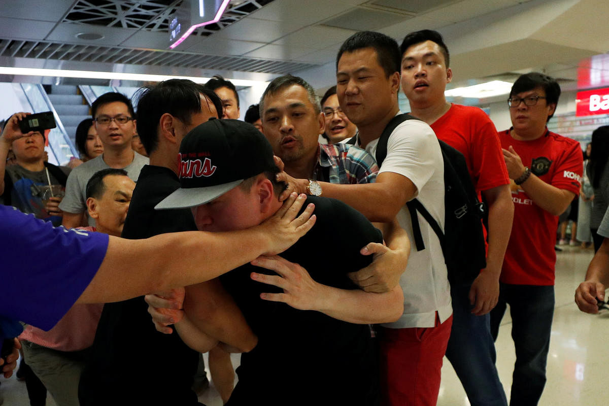 Pro-China demonstrators and anti-government protester scuffle at Amoy Plaza shopping mall in Kowloon Bay, Hong Kong. (Reuters Photo)