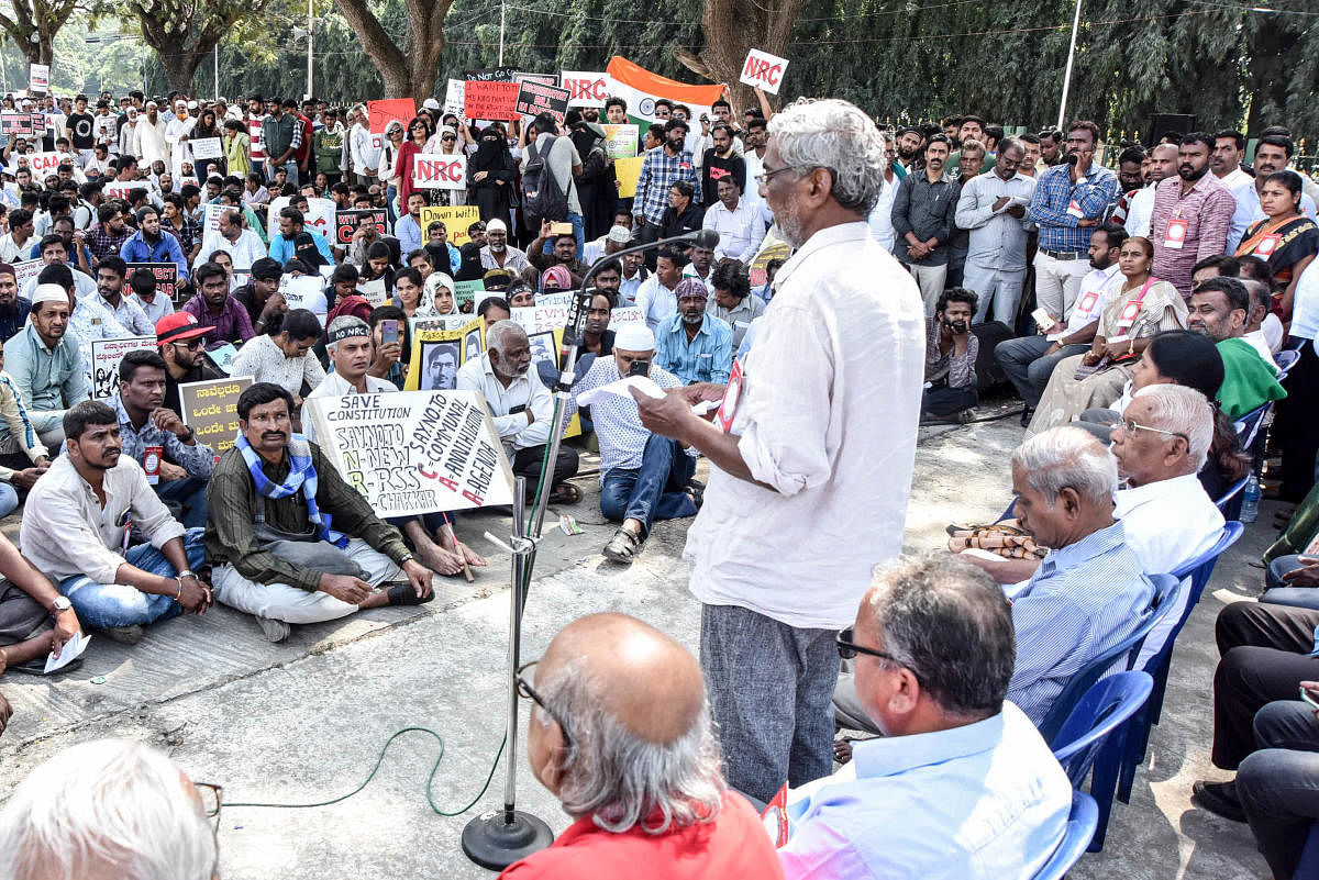 Writer Devanuru Mahadeva speaks during a protest held to oppose CAA and NRC at Rangacharlu Town Hall, in Mysuru on Tuesday. dh photo