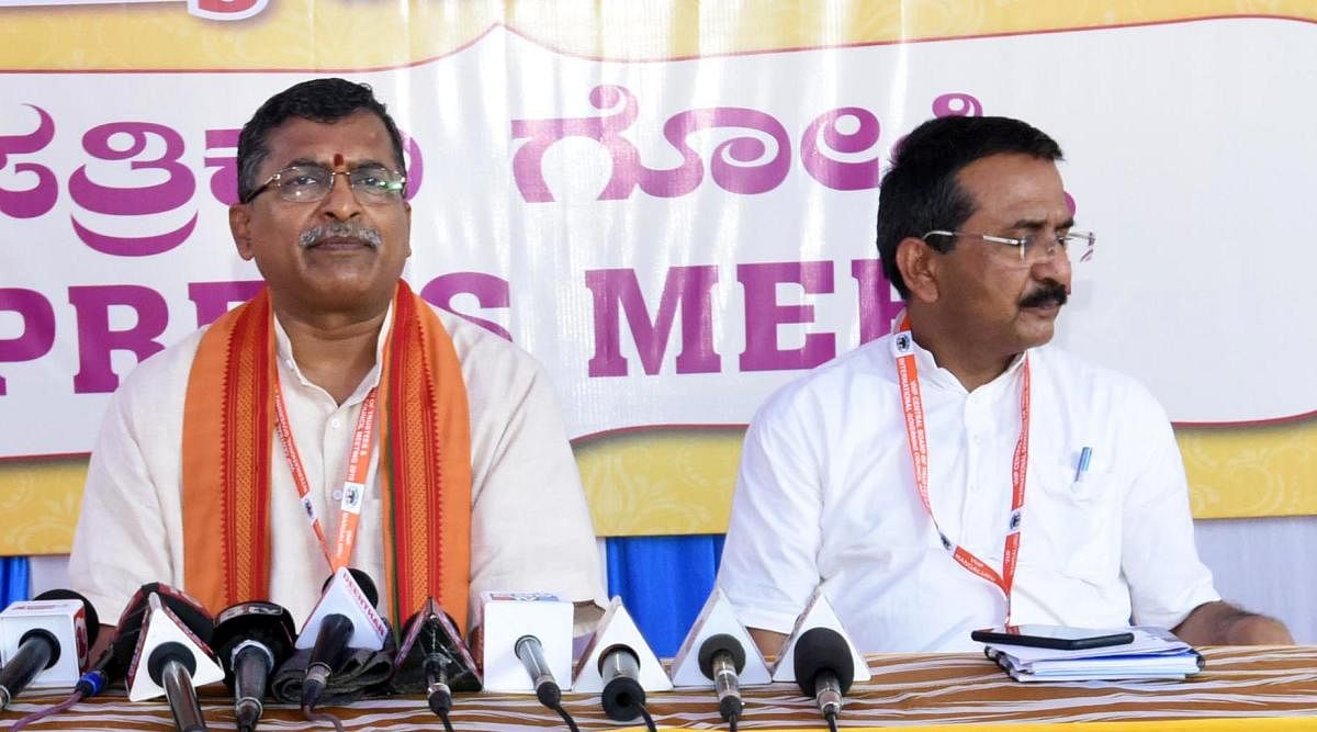 Vishva Hindu Parishad Secretary General Milind Perande speaks to mediapersons in Mangaluru on Thursday. Vishva Hindu Parishad Central Committee Joint Secretary Vijay Shankar looks on. DH Photo