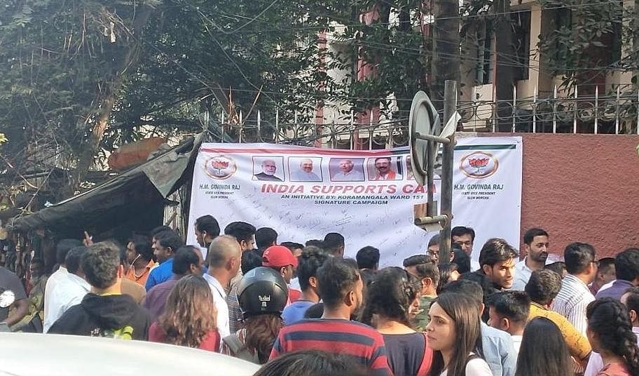 When many students refused to sign on the poster, the situation got ugly, with party activists and students resorting to a verbal duel.