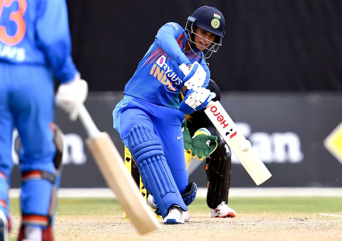 India's Smriti Mandhana pulls a delivery away from Australia's bowling in the final of their women's T20 international tri-series cricket match in Melbourne. (REUTERS Photo)