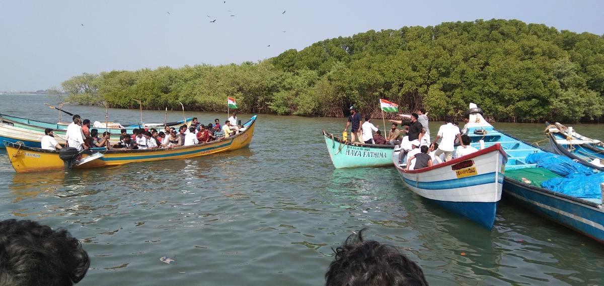 Protesters sail in boats to reach Kannur, Adyar, where a massive protest against CAA was held on Wednesday.