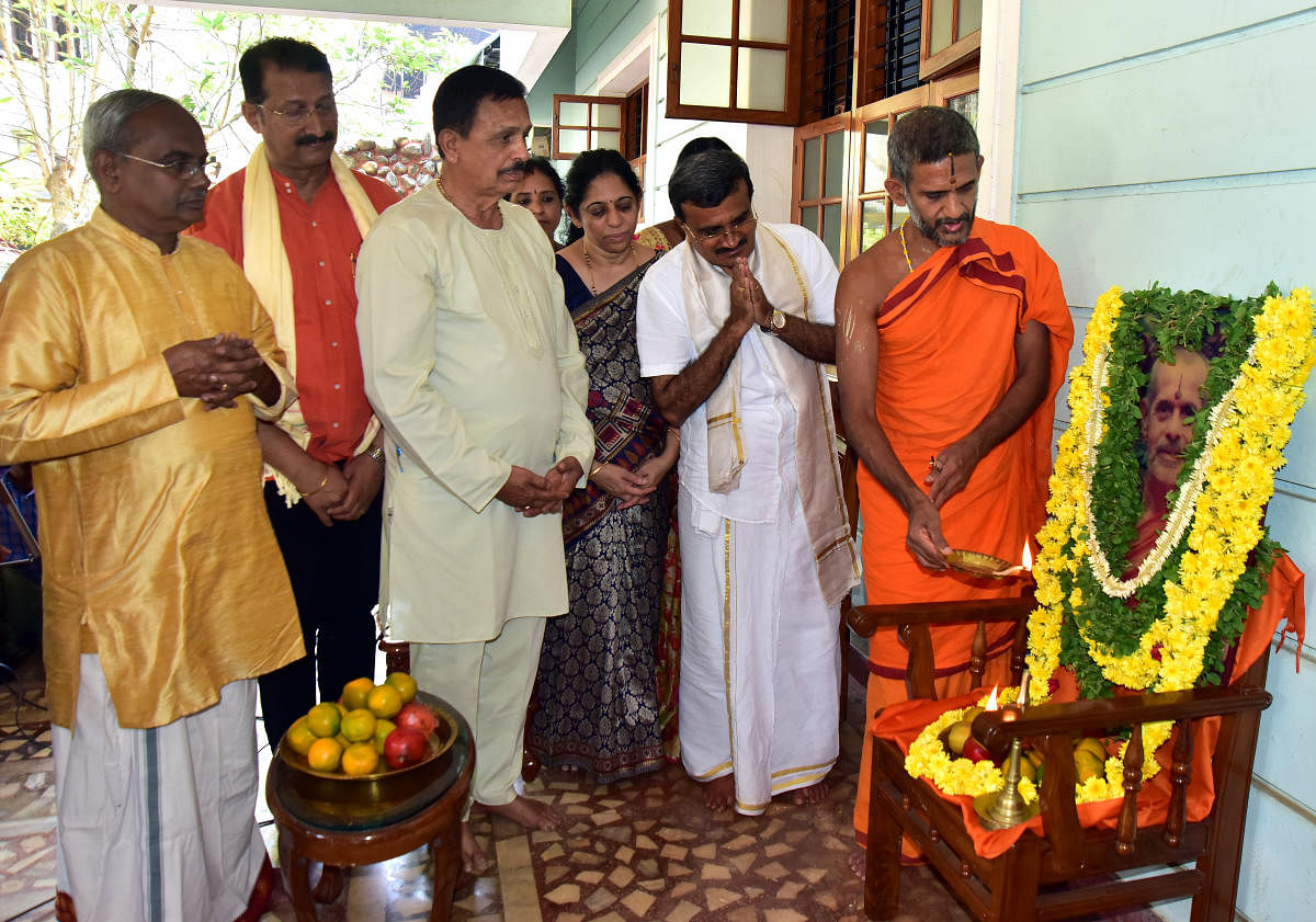 Pejawar Mutt Pontiff Vishwaprasanna Theertha Swami offers ‘Aarati’ to the portrait of Seer Vishwesha Theertha Swami, at the house of district Kannada Sahitya Parishat President Pradeep Kumar Kalkura in Mangaluru. DH Photo