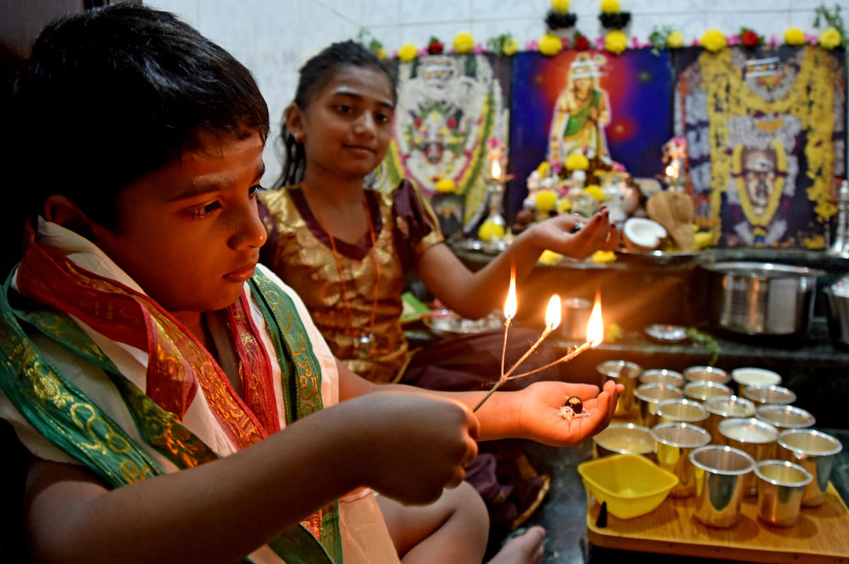 Children perform puja during Maha Shivaratri on Friday. DH PHOTO/M S MANJUNATH
