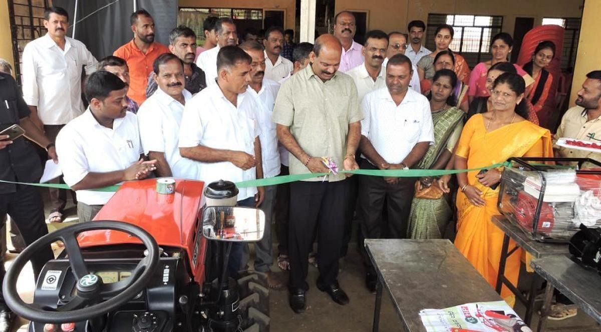 Legislator T D Rajegowda inaugurates an exhibition of agricultural machinery during Samagra Krishi Abhiyaana in Balehonnur, Chikkamagaluru taluk. DH Photo