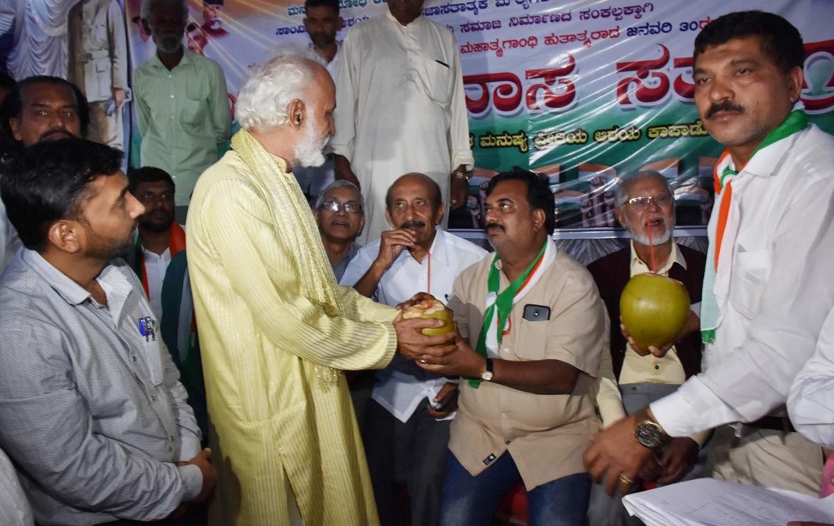 The leaders of Pragatipara Janandolana Vedike concluded their five-day long hunger strike staged in Madikeri against Citizenship (Amendment) Act, on Thursday evening. Priest Narasimha Rao Desai gave tender coconuts to the leaders. DH Photo