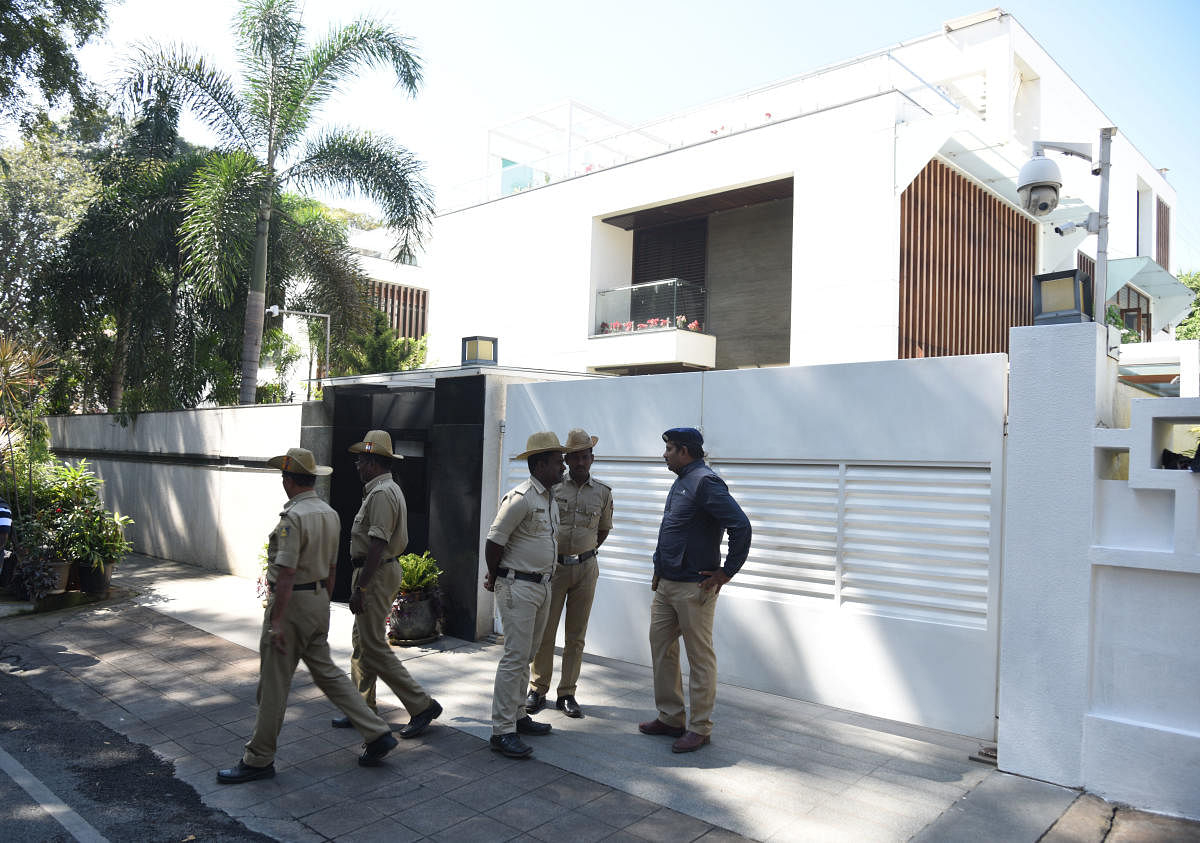 Police personnel stand guard outside actor Puneeth Rajkumar's house at Sadashivnagar on Thursday, the second day of the I-T raid on the Sandalwood star. DH Photo/Janardhan B K
