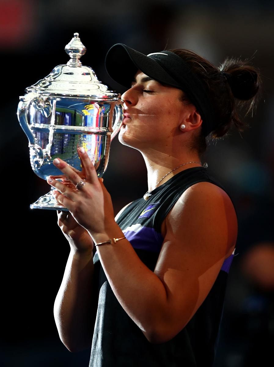 Bianca Andreescu of Canada kisses the championship trophy during the trophy presentation ceremony after winning the Women's Singles final against Serena Williams (Getty Images/AFP Photo)