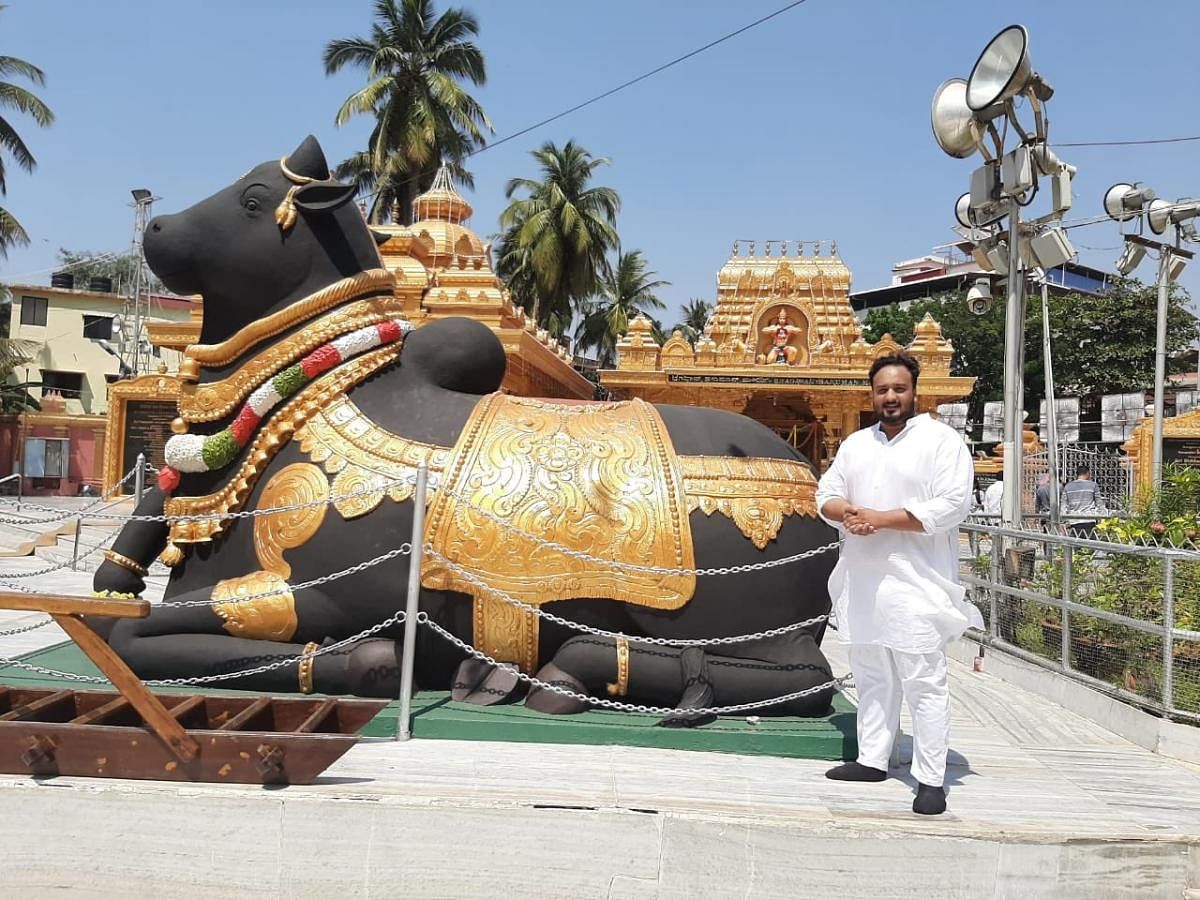 Maharashtra’s Congress MLA from Bandra East constituency, Zeeshan Siddique, tweeted pictures of his visit to Kudroli Gokarnanatheshwara temple in Mangaluru on Saturday.