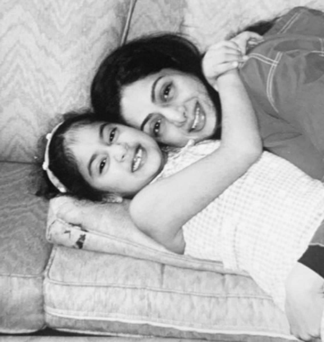 Janhvi Kapoor shared an old photo in which she is seen with the legendary Sridevi. (Credit:Instagram/Janhvi Kapoor)