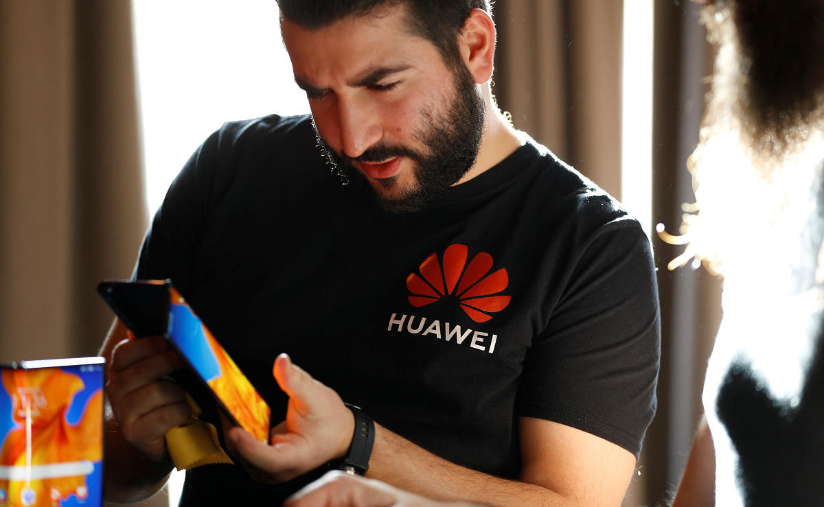 A Huawei employee demonstrates the features of the Huawei Mate XS device, during a media event in London, Britain. (Credit: REUTERS/Peter Nicholls)