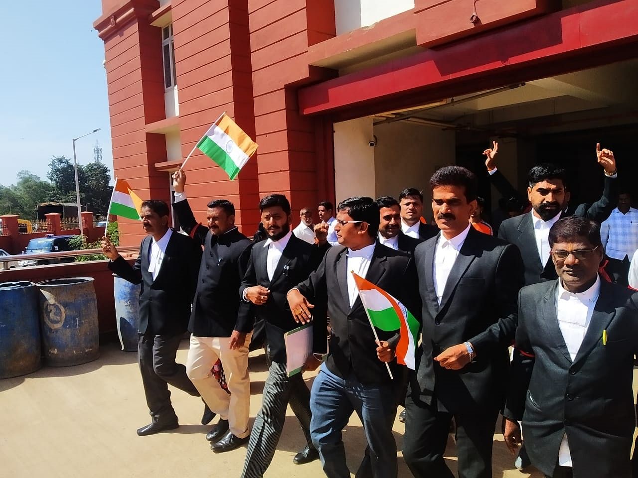 A group of local advocates raised ‘Bharat Mata Ki Jai’ slogans and displayed tricolours when advocates from Bengaluru visited the court complex. (DH Photo)