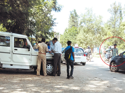 Transport department officials flag down non-KA vehicles near Kadugodi in Bengaluru on Monday morning. Dh Photo