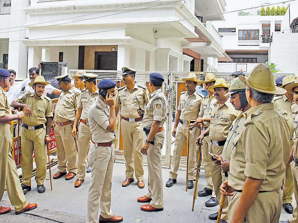 Police guard Energy Minister D K Shivakumar's residence at Sadashiva Nagar during a raid by Income Tax Department officials, in Bengaluru on Wednesday. DH photo