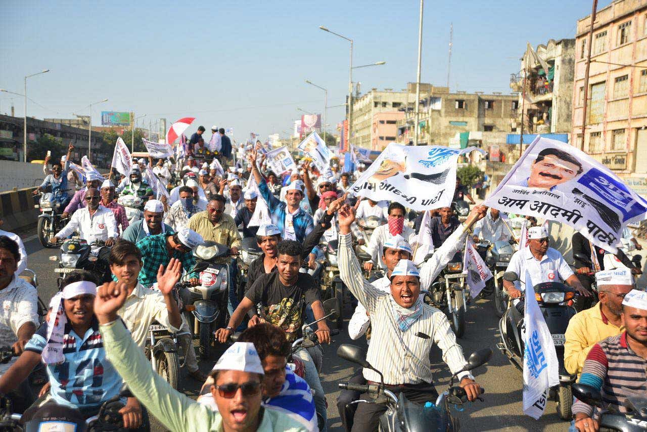 AAP claimed that more than 1000 vehicles, 700 bikes, 200 autorickshaws and 10 publicity raths with 5000 workers from across the state joined in the roadshow that lasted across 21-km route, beginning from Naroda area to Sabarmati Ashram in the late evening. DH photo