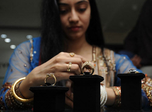 Gold reclaims Rs 31,000 mark on festive demand. DH photo