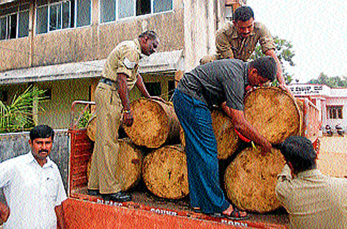 Police seize timber and the vehicle transporting it, at Somwarpet, Kodagu district, on Friday night. dh photo
