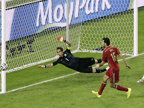 Chile goalkeeper Claudio Bravo said that his side gave a spectacular performance while defeating Spain 2-0 in Group B of the FIFA World Cup at the Maracana Stadium here Wednesday. AP photo