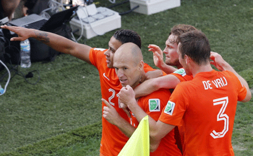 Memphis Depay of the Netherlands (L) celebrates with his teammates Arjen Robben (2nd L) and Stefan de Vrij (3) after scoring his team's second goal against Chile during their 2014 World Cup Group B soccer match at the Corinthians arena in Sao Paulo June 23, 2014.  Reuters photo