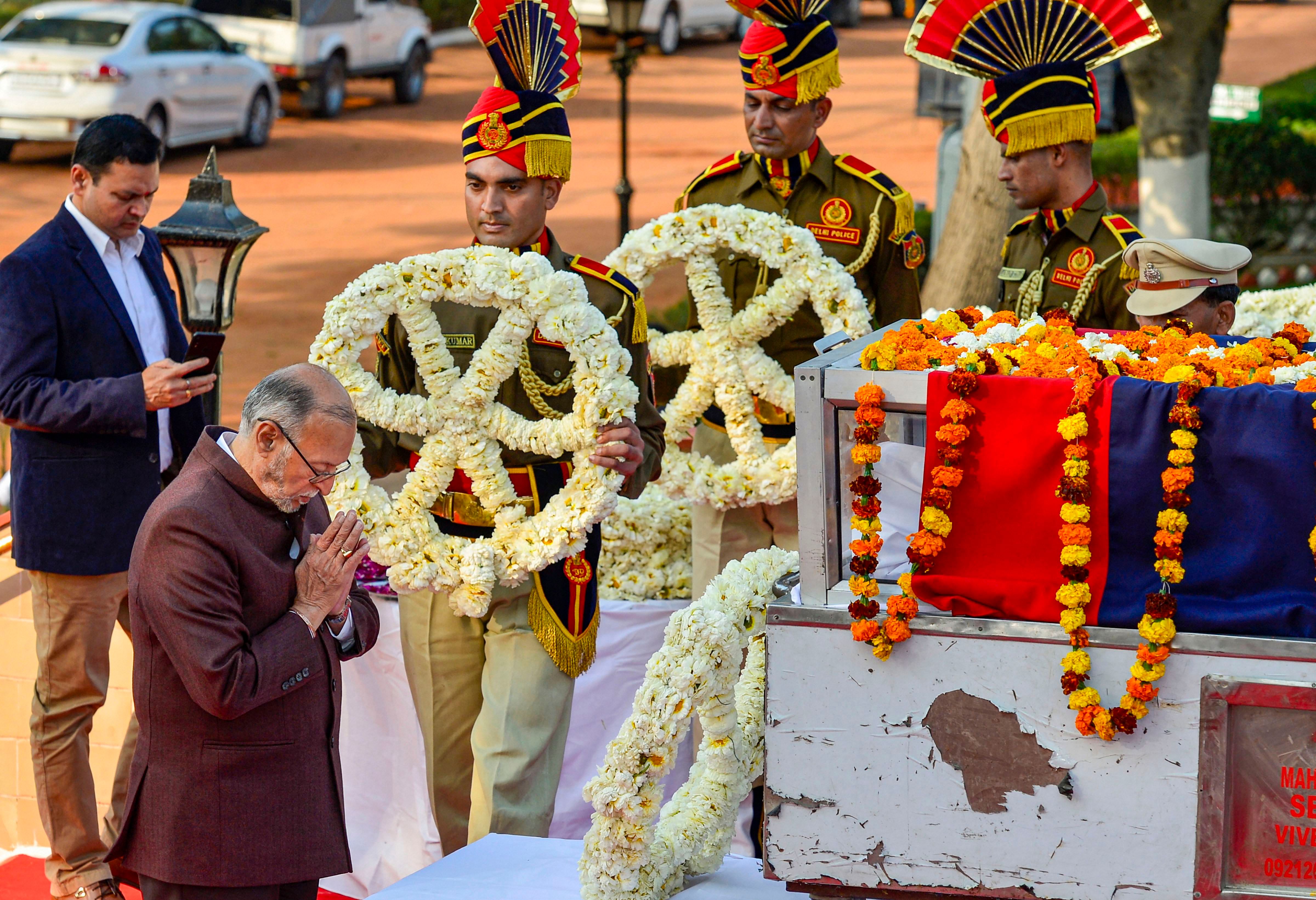 Delhi LG Anil Baijal pays his last respects to the mortal remains of police inspector Ratan Lal at Shaheed Smarak Sthal, in New Delhi, Tuesday, Feb 25, 2020. Ratan Lal was among those killed in the violence that erupted on Monday over the amended citizenship law. (PTI Photo)