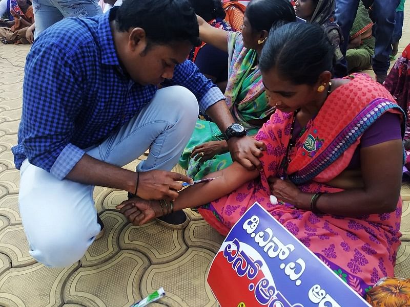 Blood sample of a woman being collected during the anti-NRC protest by Dharwad District SC/ST Pourakarmikara-Noukarara Sangha, at Dr B R Ambedkar Circle in Hubballi on Wednesday. (DH Photo)