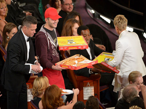 Chat show host Ellen DeGeneres gave a USD 1,000 tip to the man, who delivered the pizzas at the Oscar ceremony. AP Photo