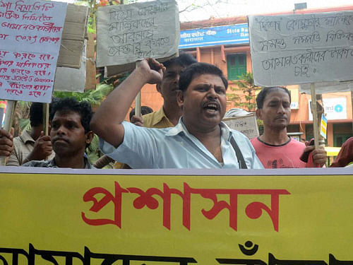 Saradha Chit fund investors and agents demonstrate against State Government infront of Barasat Police station in North 24 pargana district in West Bengal on Sunday. PTI