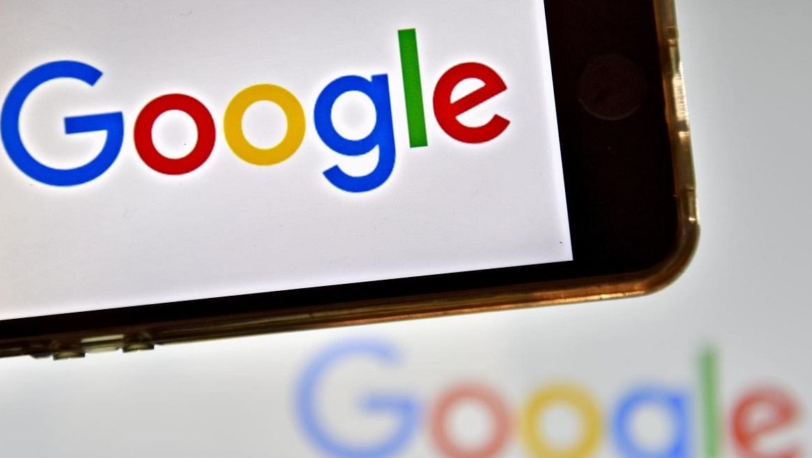 Google on a phones (AFP PHOTO / LOIC VENANCE)