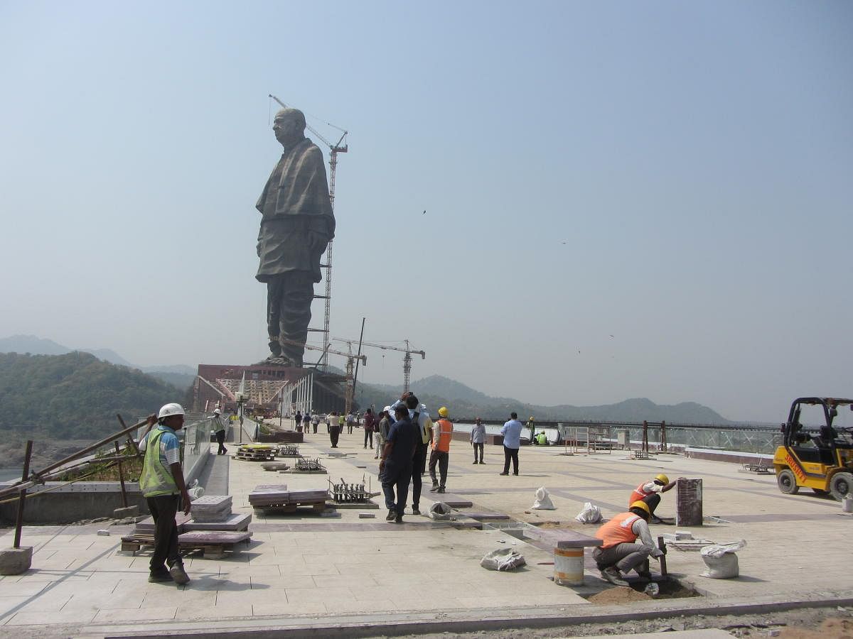 Work in progress at the Statue of Unity on Sadhu Bet island near Vadodara in Gujarat. DH Photo/Sagar Kulkarni
