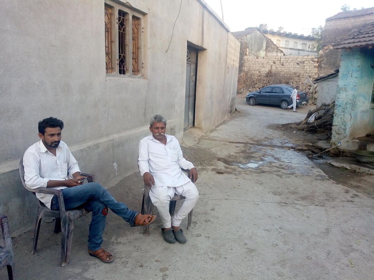 Balubhai Sarvaiya and his son Vasram outside their house in Mota Samadhiyala village in Una | DH photo