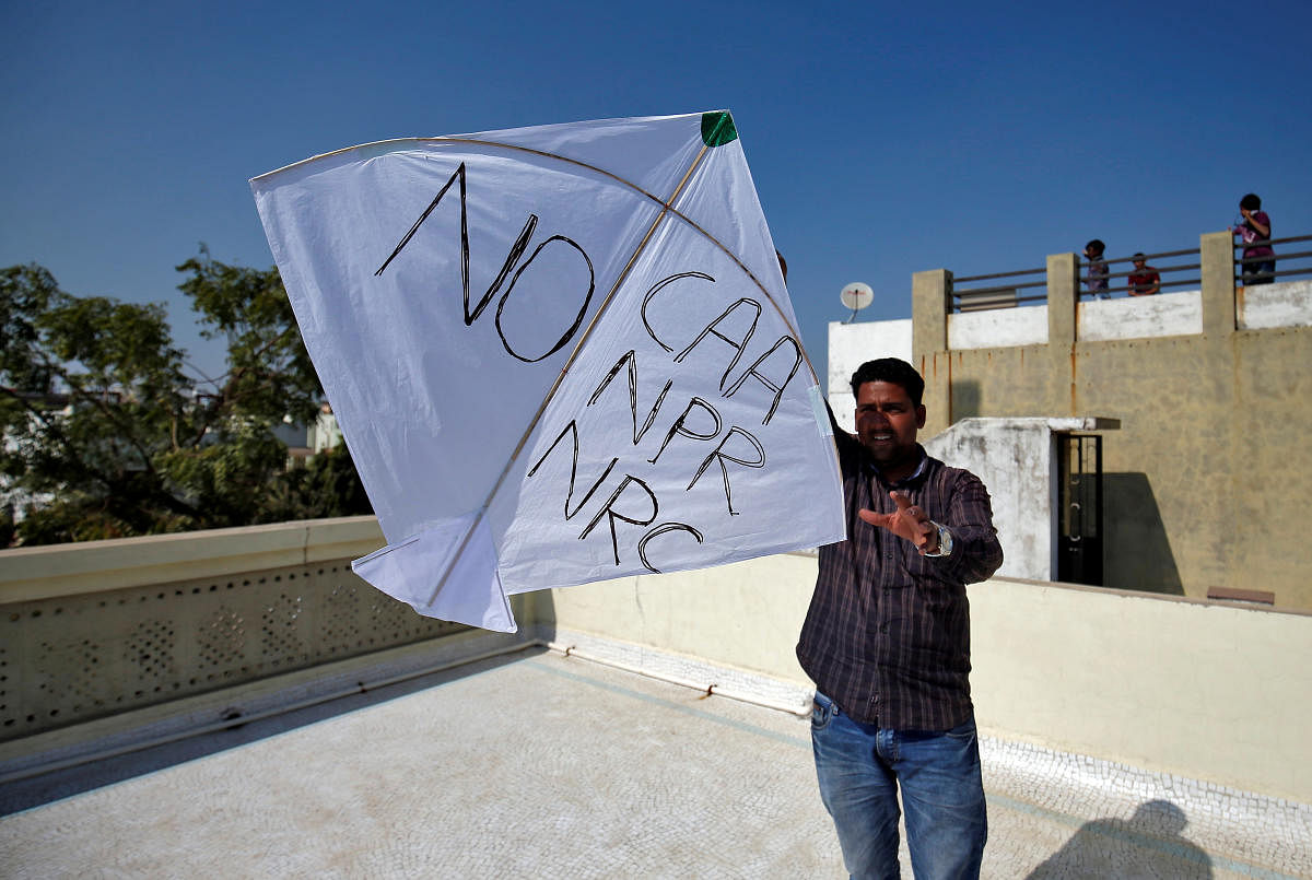 A man tries to fly a kite with a message, as part of a protest against a new citizenship law, on the occasion of kite flying festival, locally known as Uttarayan, in Ahmedabad, India, January 14, 2020. (REUTERS Photo)