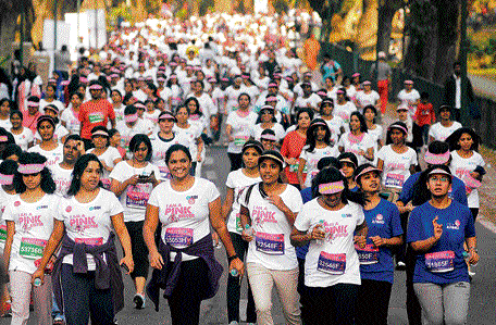Women run in Pinkathon to create awareness on breast  cancer in the City on Sunday. DH PHOTO