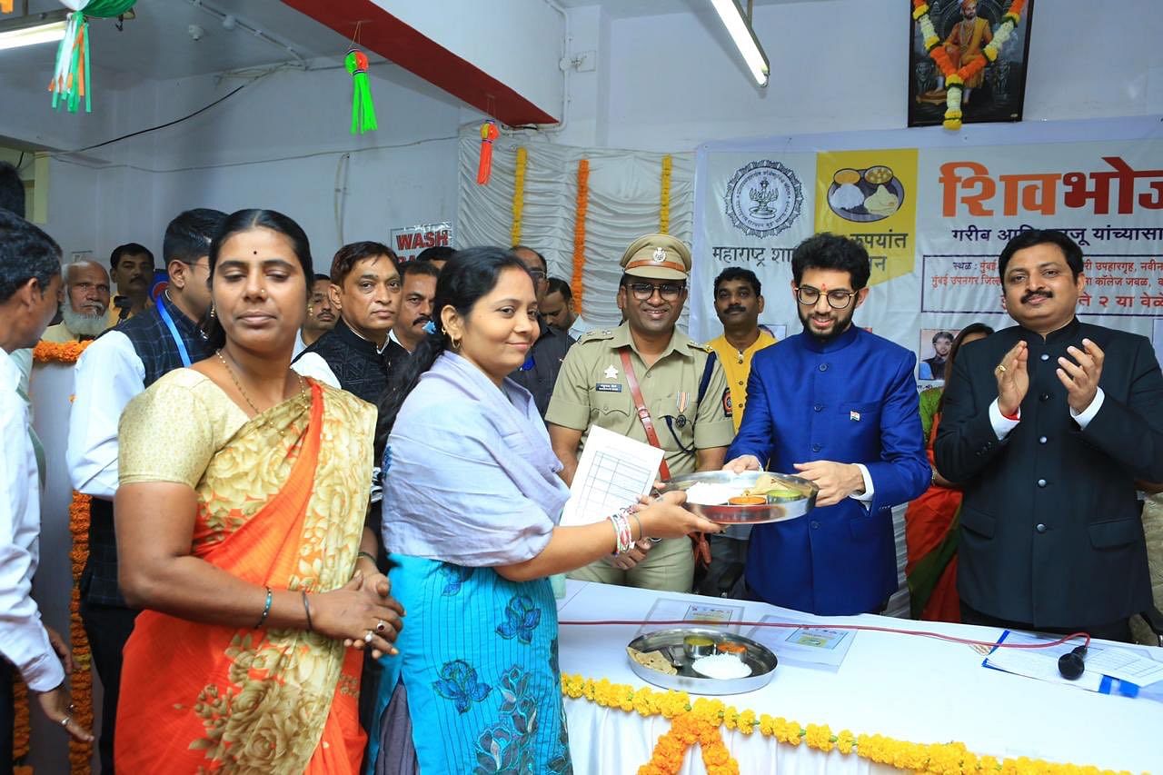 Aaditya Thackeray launching Ten-Rupee-Thali in Mumbai suburbs. (DH Photo)