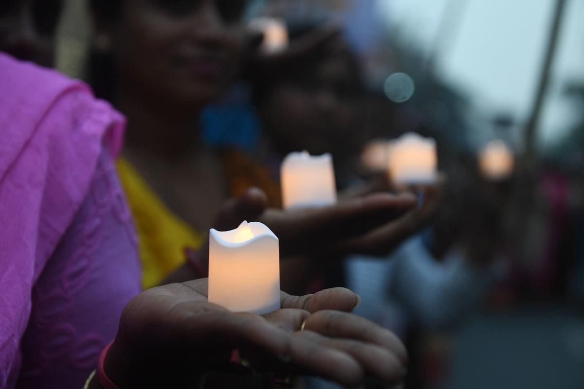 Activists of the All India Trinamool Congress party hold electric candles during a vigil condemning he recent sectarian violence in New Delhi over the Indian government citizenship law and to demand peace, in Kolkata on February 27, 2020. (AFP Photo)