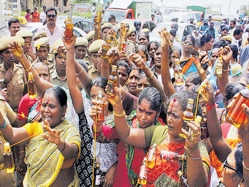 Women tie liquor bottles in "mangalsutras" demanding total prohibition in Tamil Nadu on Tuesday. DH&#8200;Photo