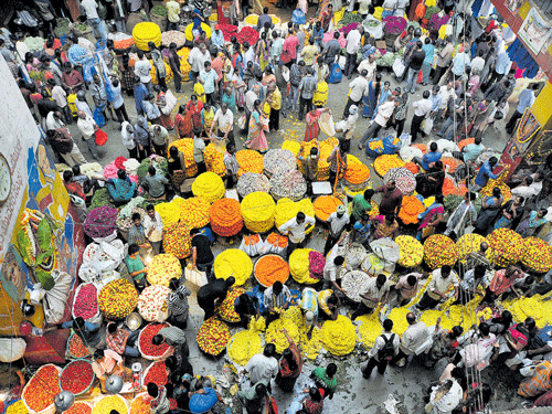 FESTIVAL SHOPPING Flower vendors make a brisk business ahead of Gowri-Ganesha festival in the City on Tuesday. DH&#8200;Photo