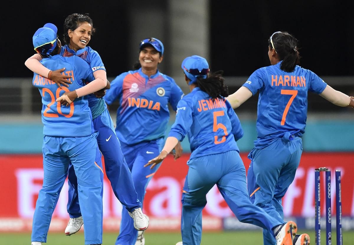 India's Poonam Yadav (2nd L) celebrates bowling Australia's Ellyse Perry on her first ball during the opening match of the women's Twenty20 World Cup cricket tournament at the Sydney Showground in Sydney on February 21, 2020. (Photo by PETER PARKS / AFP)