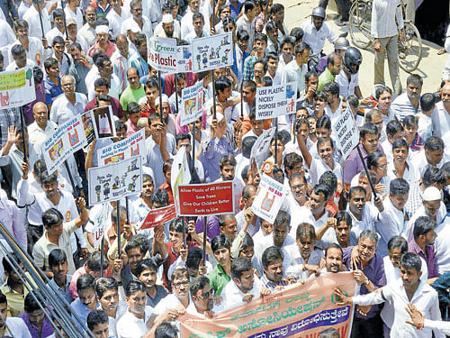 Plastic makers and traders take out a rally in Bengaluru on Wednesday, in protest against the ban on all kinds of platic in the State. DH Photo.