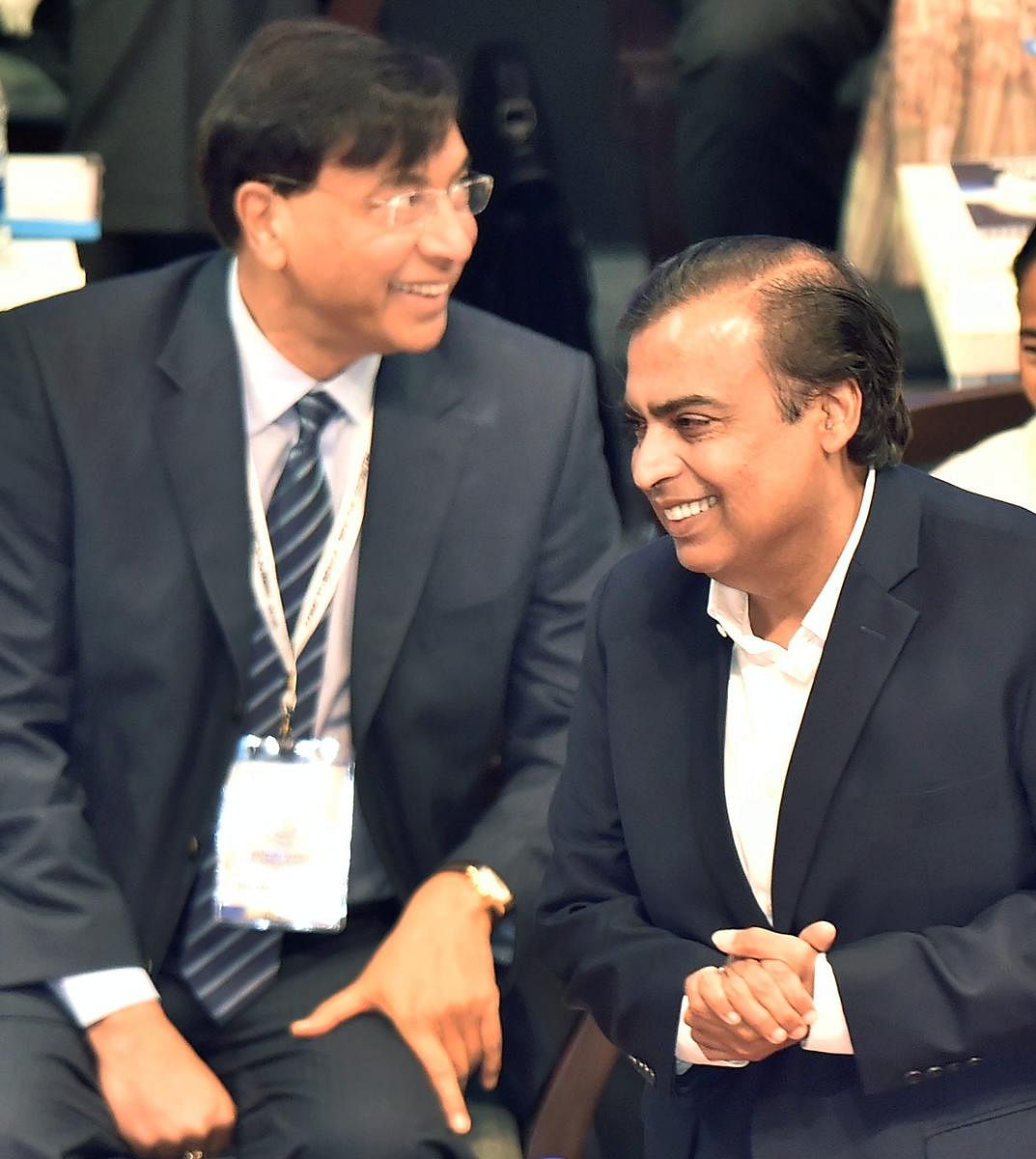 Kolkata: RIL Chairman Mukesh Ambani and ArcelorMittal CEO Lakshmi Mittal at Bengal Global Business Summit, in Kolkata on Tuesday. PTI Photo by Ashok Bhaumik (PTI1_16_2018_000165B)