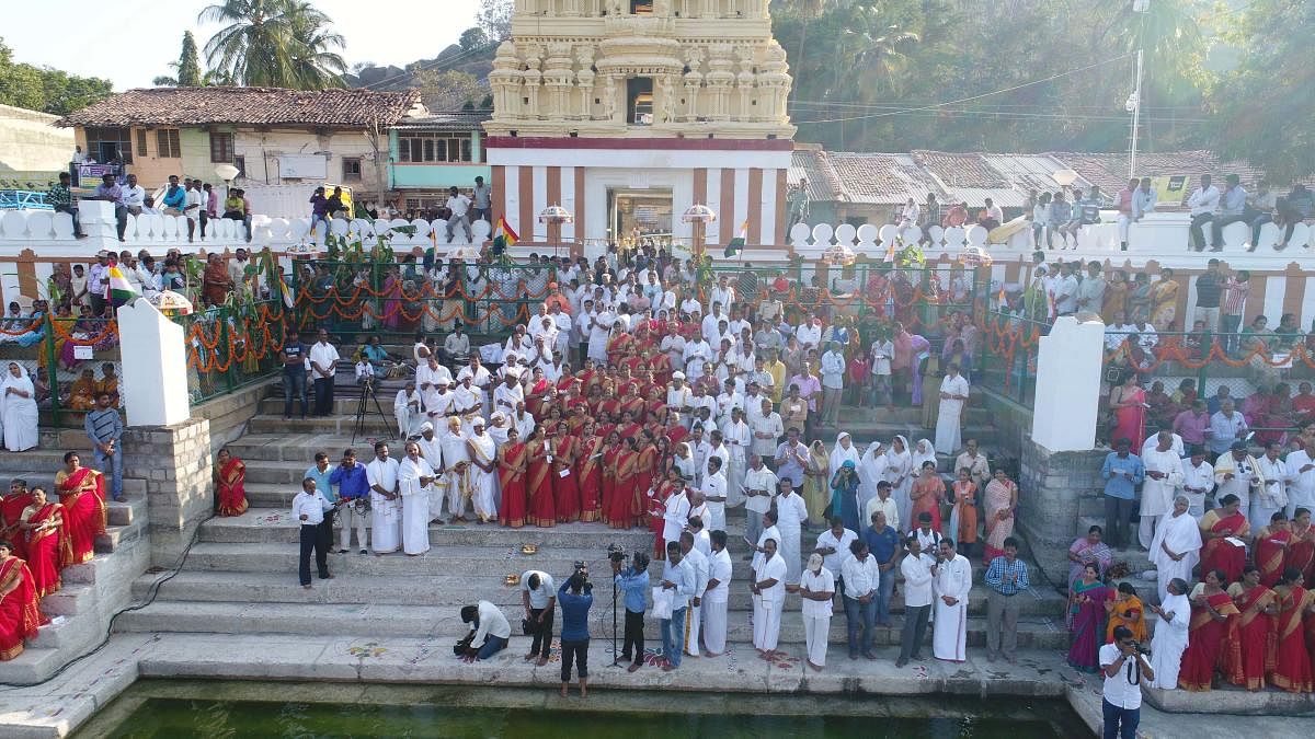 Men and women participate in the mass singing programme at Chikkadevaraja Wadiyar Kalyani in Shravanabelagola, Hassan district, on Thursday.