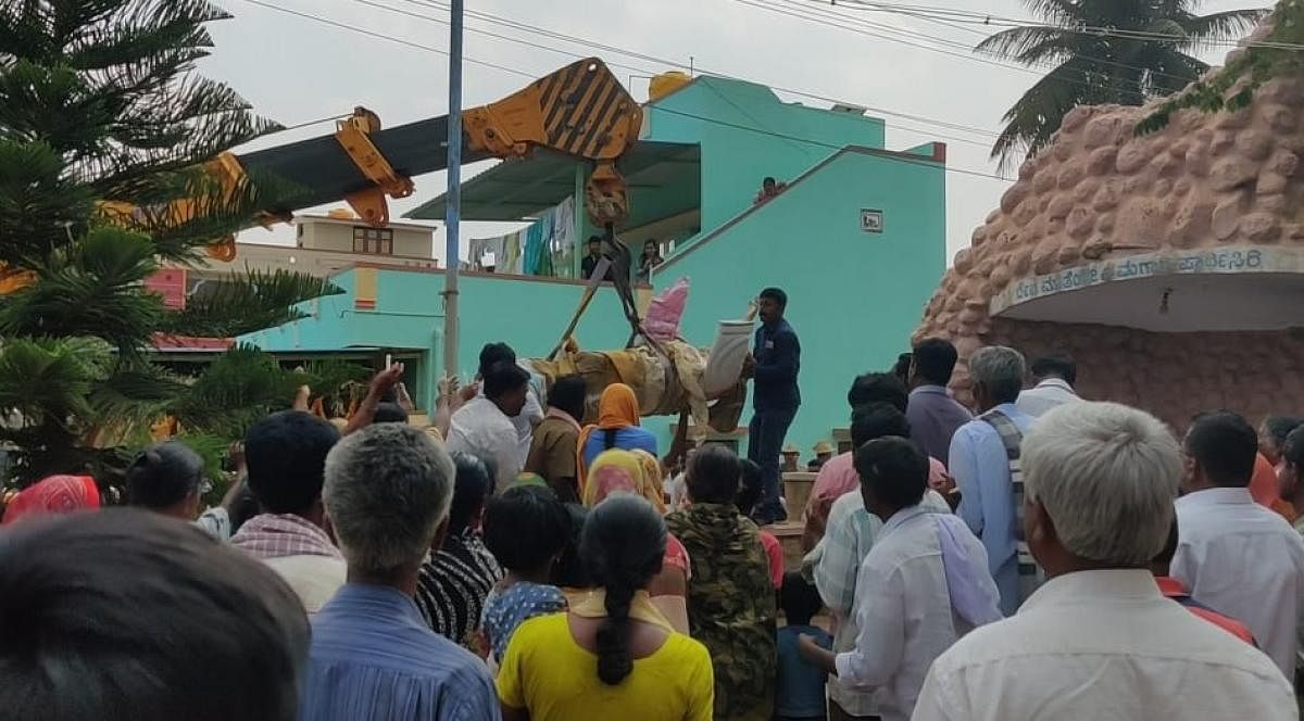 Local officials, led by the tahsildar, remove the statue of Jesus Christ installed atop the Mahima Betta at Doddasagarahalli near Devanahalli in Bengaluru Rural district on Tuesday. 