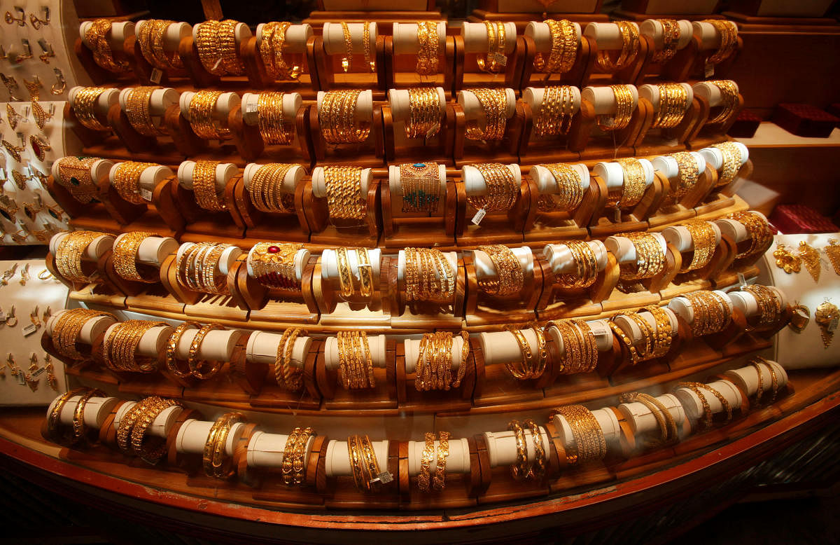 In New Delhi, gold of 99.9% and 99.5% purity started the week on a subdued note in tandem with weak global cues and plunged further to end at Rs 31,600 and Rs 31,450 per ten grams respectively.