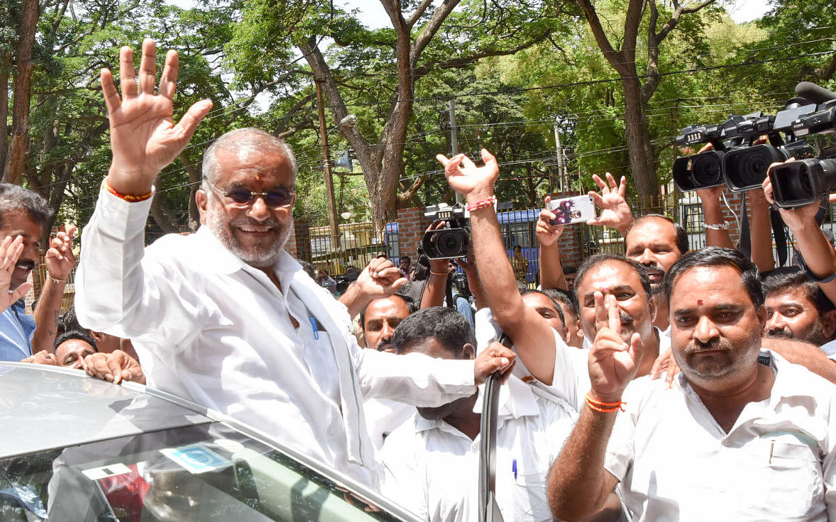 Party workers celebrate the victory of JD(S) candidate G T Devegowda after the assembly election 2018 results of Chamundeshwari constituency was announced, at Maharani's College in Mysuru on Tuesday.- PHOTO / SAVITHA B R