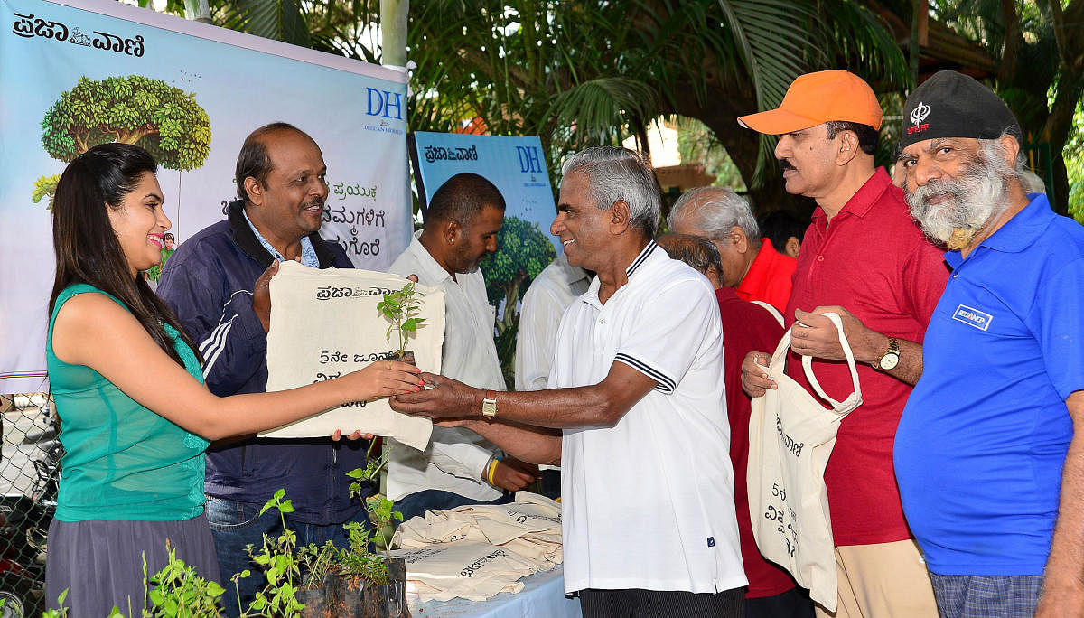 Actor Sonu Gowda distributes saplings at an event organised by Deccan Herald and Prajavani at the Lakshman Rao Park in Jayanagar on Tuesday. DH Photo