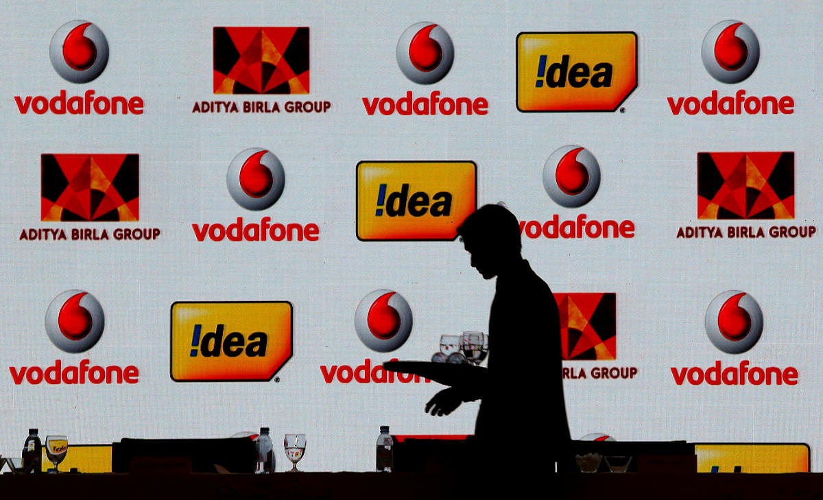 A hotel employee clears a table after Vodafone Group and Idea Cellular news conference in Mumbai, India March 20, 2017. (Reuters Photo)