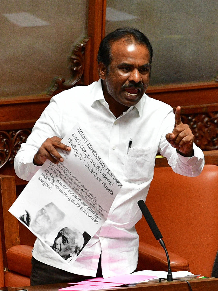 BJP member N Ravikumar raises slogan against freedom fighter Doreswamy in the Legislative Council on Tuesday. DH Photo