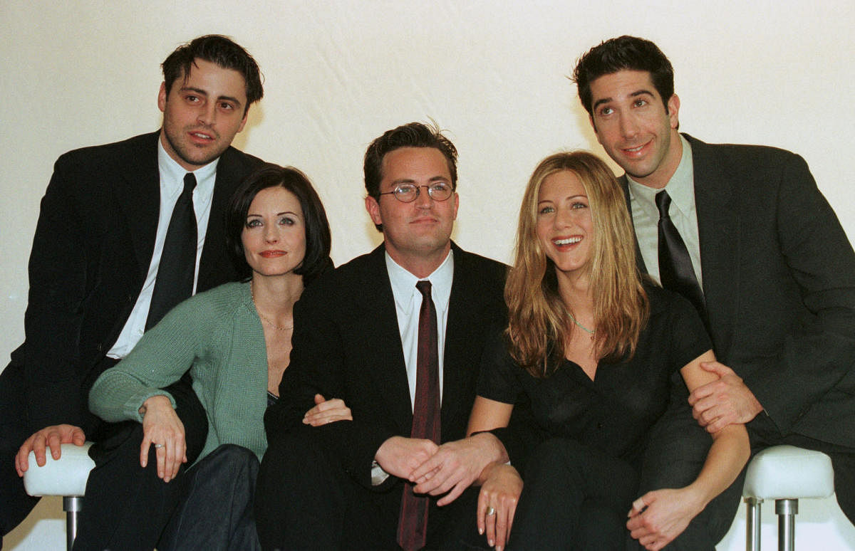 The Friends cast in 1998. (Credit: File photo)