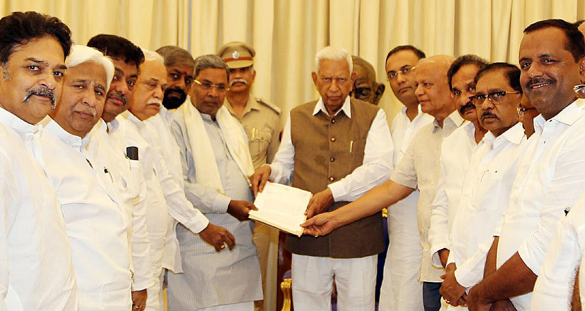 A Congress delegation led by Leader of the Opposition in the Assembly Siddaramaiah called on Governor Vajubhai Vala and submitted a memorandum to him at the Raj Bhavan in Bengaluru on Wednesday.