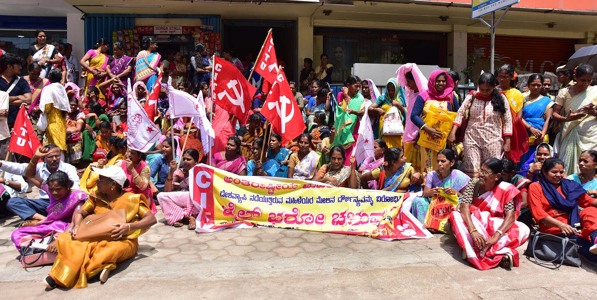 Members of CITU stage a ‘Jail Bharo’ agitation in front of the Assistant Labour Commissioner’s office in Mangaluru on Friday. 