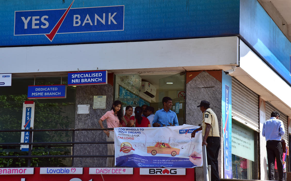 Prople outside Yes Bank office (DH Photo)